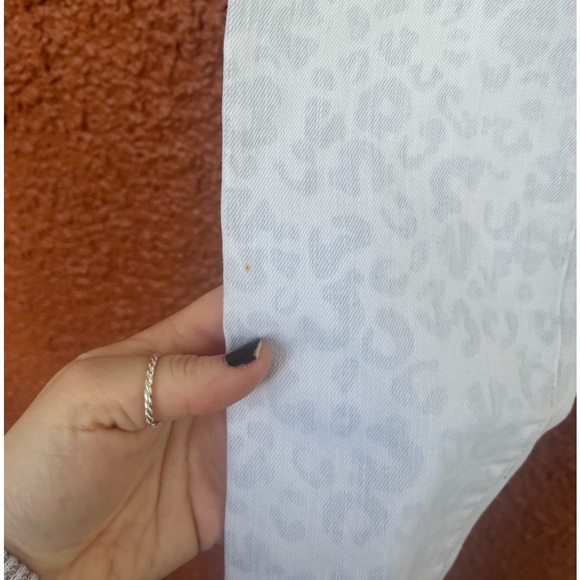 True Religion Liv Relaxed Boyfriend White Cheetah Print Jeans Zip Size 26 FLAWED - Picture 4 of 10